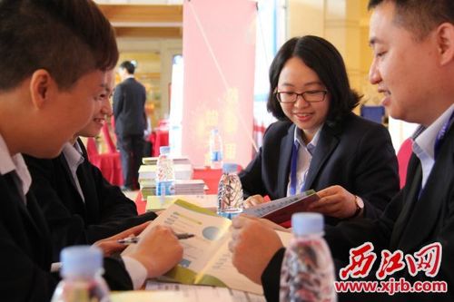 中国邮储银行肇庆市分行的金融创新产品吸引了不少企业家驻足咨询.
